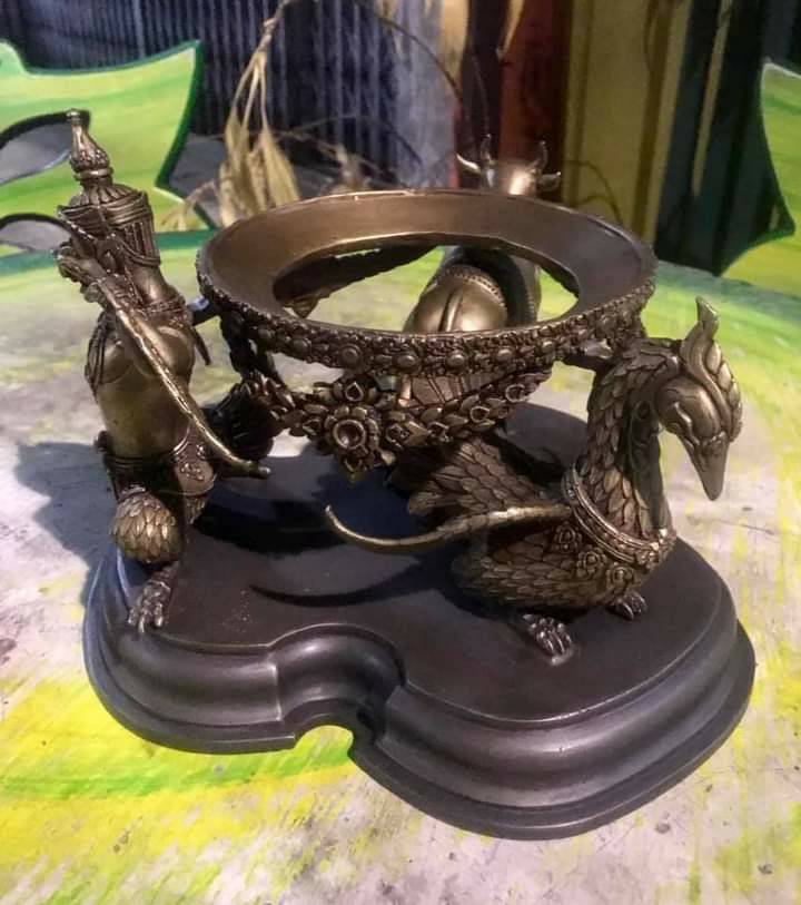 บาตรน้ำมนต์ (ฐาน พญาครุฑ พระโค พญาหงษ์) เนื้อทองเหลือง (ขนาด ความกว้างบาตร7นิ้ว กว้างฐาน10นิ้ว สูงรวมฐาน11นิ้ว)