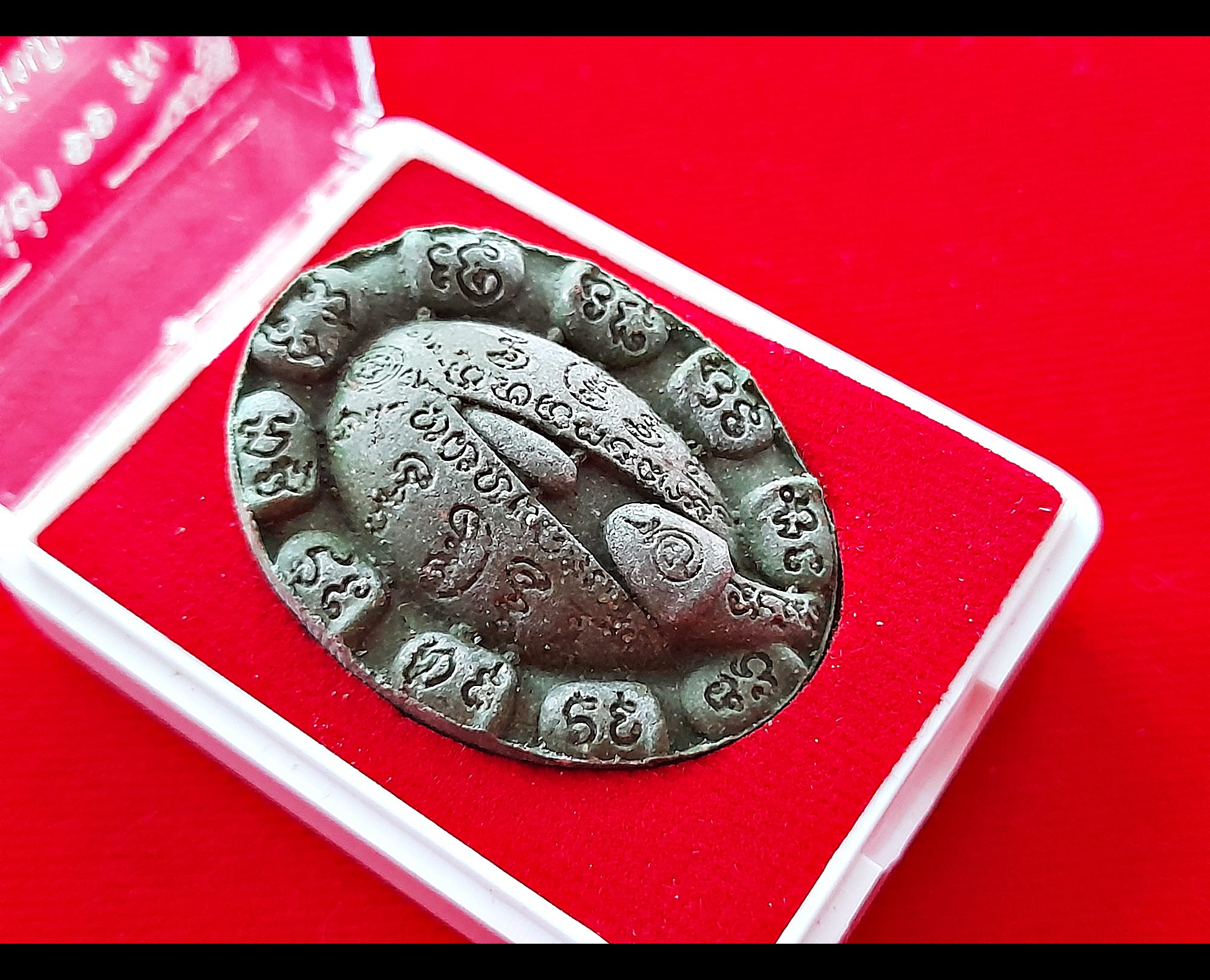 เหรียญศิวลึงค์(หัวปลัดขิก 11รุ่ม1 โยนี พ่อกำเนิด แม่กำเนิด แม่ยั่ว ) ฝั่งตะกรุด3ดอก เนื้อผง สีเขียวเหนียวทรัพย์(เมตตา เสน่ห์ ลาภ) #รับประกันแท้ - หลวงปู่อุดมทรัพย์(พระอาจารย์จ่อย) วัดเวฬุวัน จ.ศรีสระเกษ จัดสร้างและดำเนินการปลุกเสก