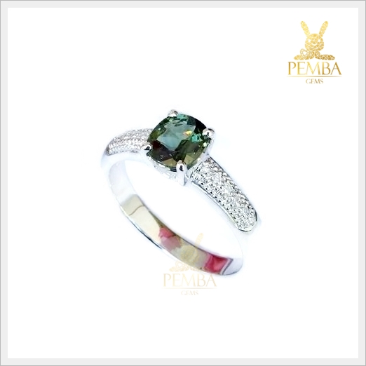 แหวนเขียวส่องแท้ ดีไซน์เก๋ๆ ติดนิ้ว เงินแท้ชุบทองคำขาว แหวนพลอยแท้