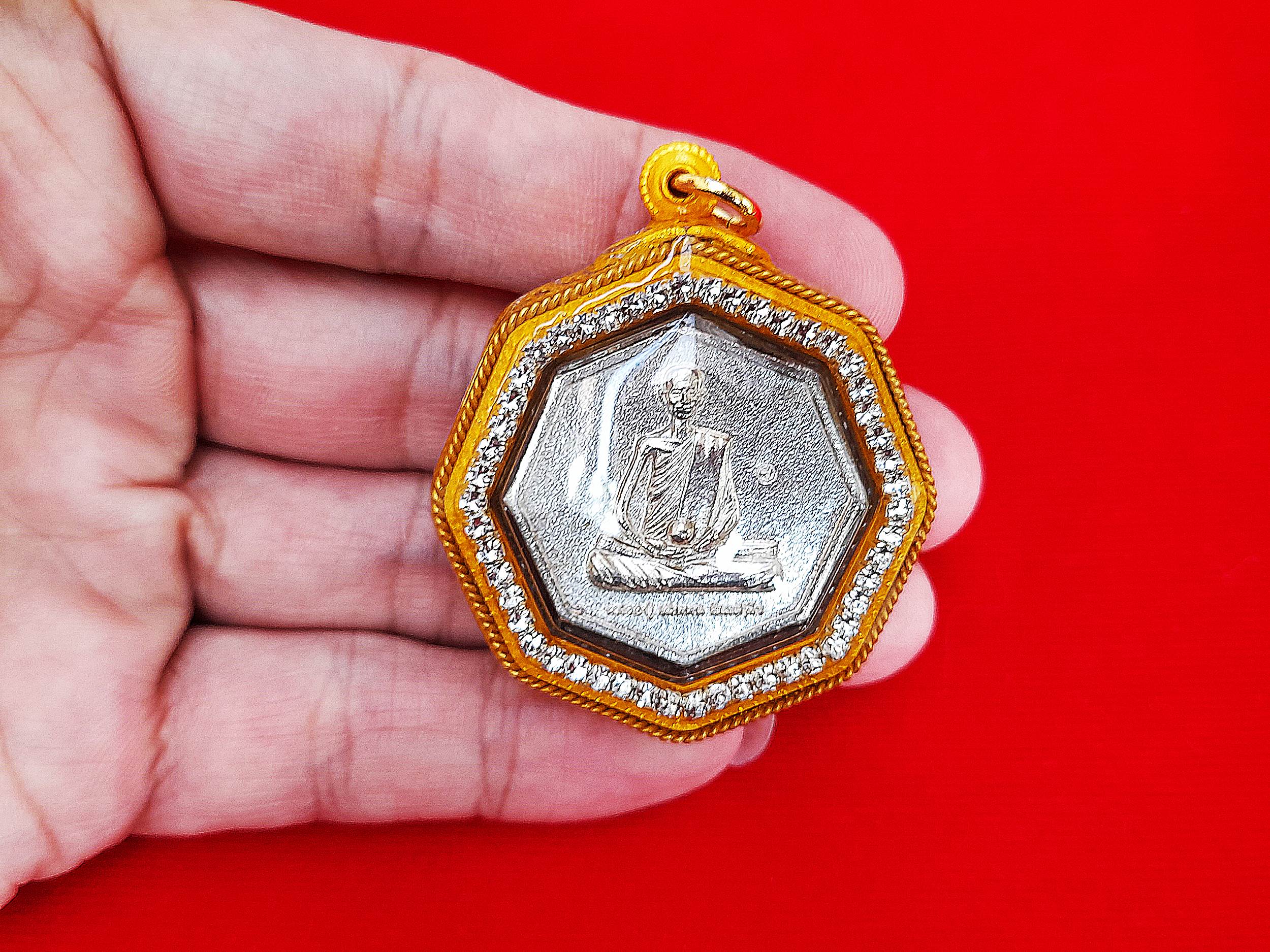 เหรียญ หลวงปู่ เดินหน อิเกสาโร เพรชยอดมงกุฎ หกเหลี่ยม ระงับโศก-รับโชคทุกทิศ เนื้อเงินแท้(ผสมทองคำและชนวนสัมฤทธิ์) ปี2565 #รับประกันแท้ (เลี่ยมกันน้ำล้อมเพรช) - จัดสร้างโดย ฅนขลังคลังวิชา