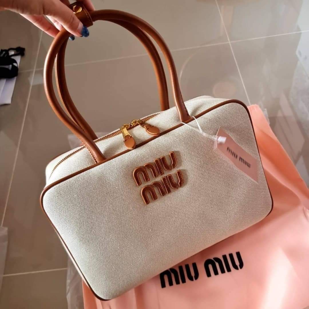 MIU MIU LEATHER BEAU BAG (แอดไลน์ก่อนสั่งซื้อ)