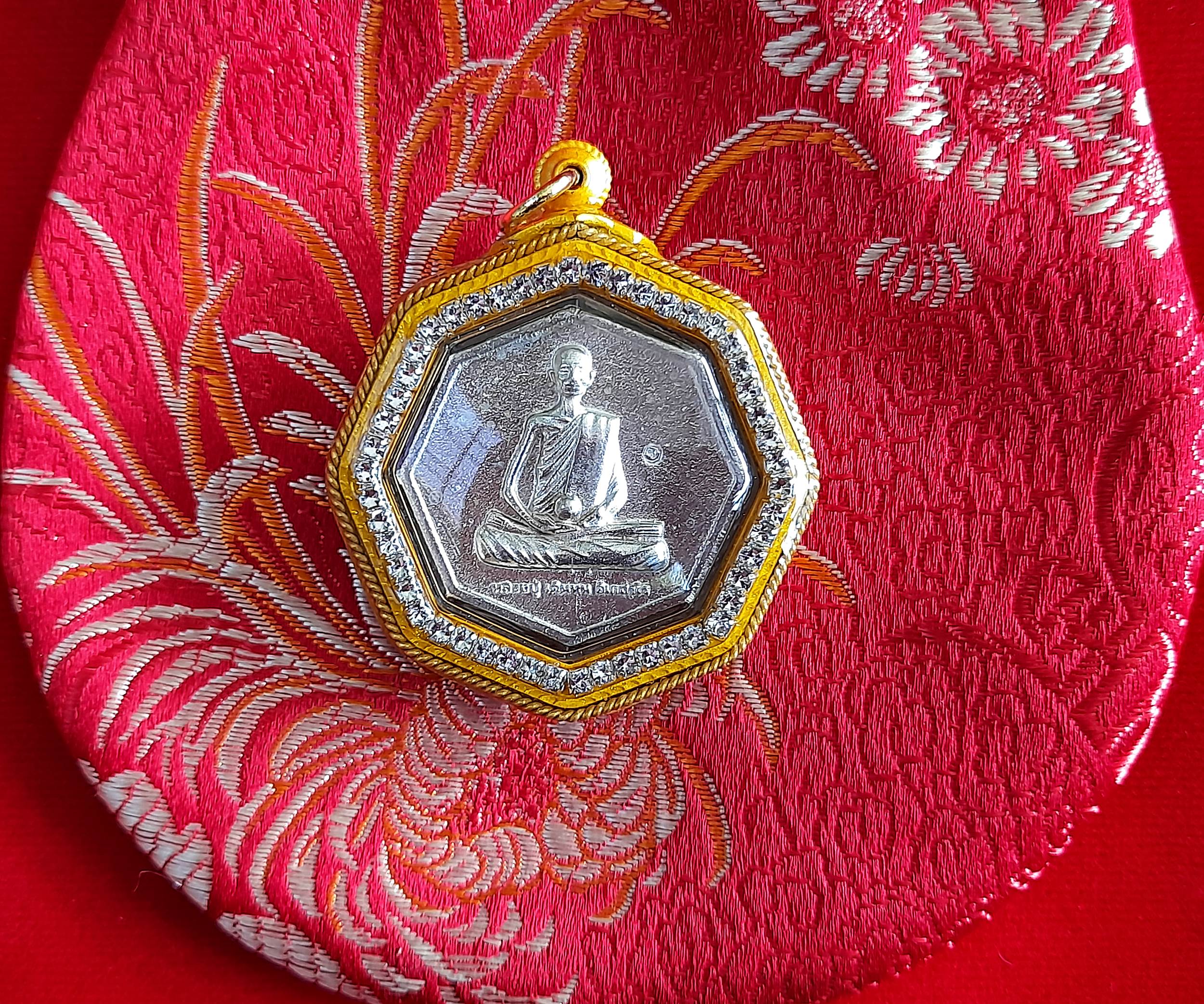 เหรียญ หลวงปู่ เดินหน อิเกสาโร เพรชยอดมงกุฎ หกเหลี่ยม ระงับโศก-รับโชคทุกทิศ เนื้อเงินแท้(ผสมทองคำและชนวนสัมฤทธิ์) ปี2565 #รับประกันแท้ (เลี่ยมกันน้ำล้อมเพรช) - จัดสร้างโดย ฅนขลังคลังวิชา