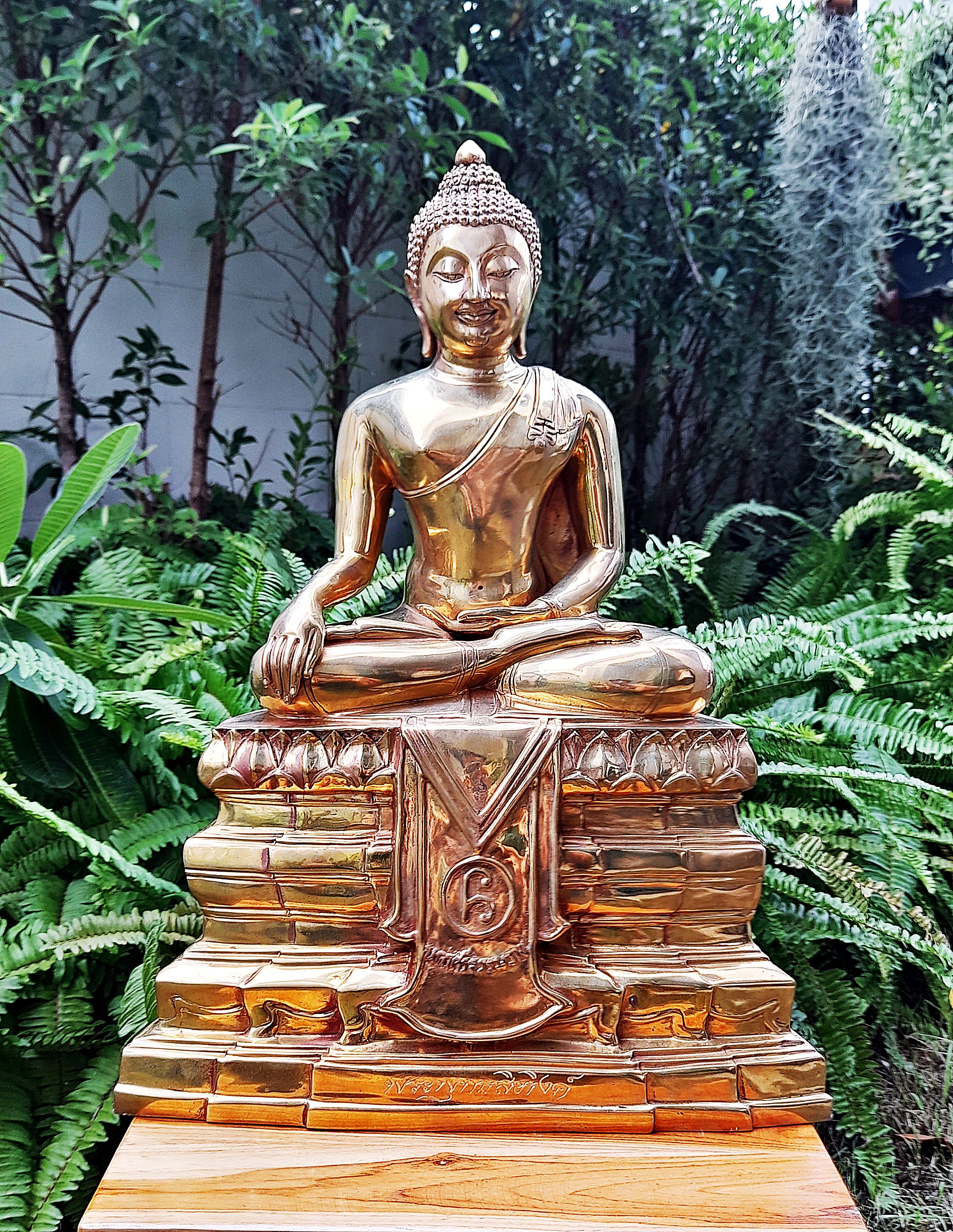 รูปหล่อ พระพุทธสิหิงค์ นิรันตราย ฐานยันต์นอโม เนื้อทองเหลืองขัดเงา (หน้าตัก9นิ้ว สูง18นิ้ว ฐานกว้าง14.5นิ้ว) วัดพระมหาธาต จ.นครศรีธรรมราช ปี2562 #รับประกันแท้