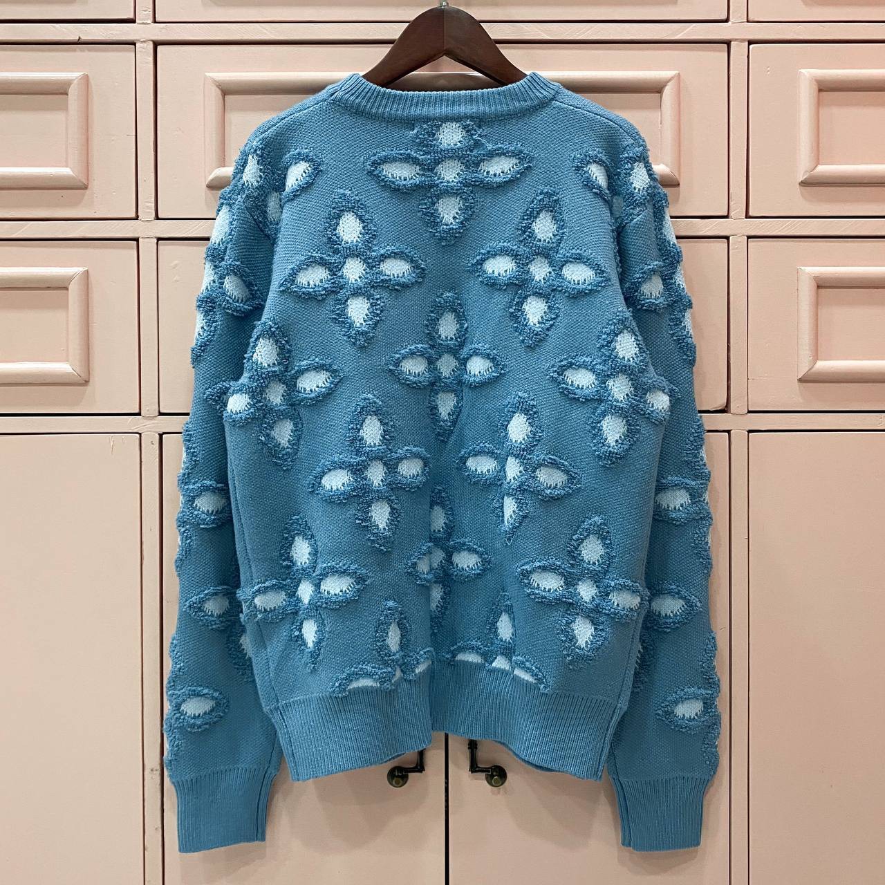 เสื้อ sweater สเวตเตอร์ lv free size unisex สีดำ ฟ้า