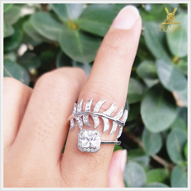 แหวนเพทายขาว ดีไซน์สวยเก๋ เพิ่มเสน่ห์บนนิ้ว เงินแท้925 แหวนพลอยแท้