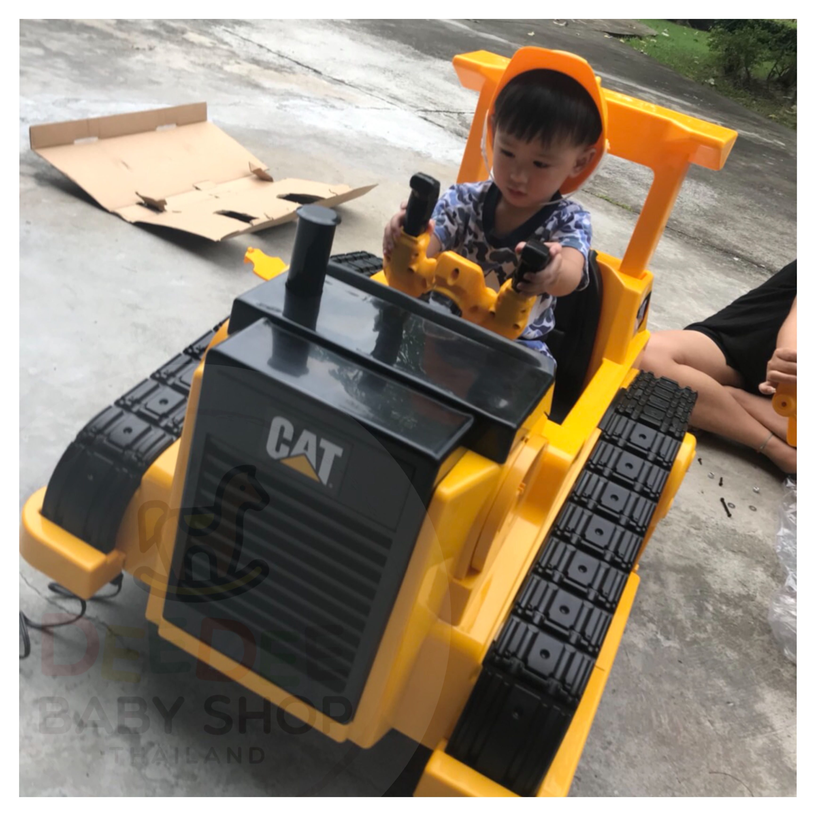 รถตักดินแบตเตอรี่สุดเท่ห์ Kid Trax CAT Bulldozer 12-Volt Battery-Powered Ride-On