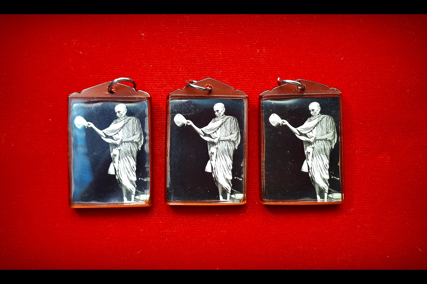 รูป หลวงพ่อกวย วัดโฆสิตาราม(วัดบ้านแค) รดน้ำมนต์ หลัง สายสิญจน์ ปี2561 (พร้อมเลี่ยมพลาสติก) (#รับประกันแท้)