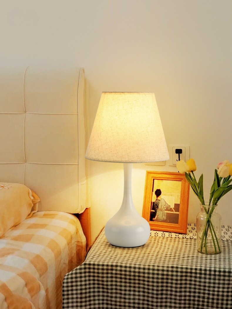 โคมไฟตั้งโต๊ะสไตล์โมเดิร์นทรงแจกันโป๊ะผ้าฐานโลหะดีไซน์เรียบหรู [TBL-1485]