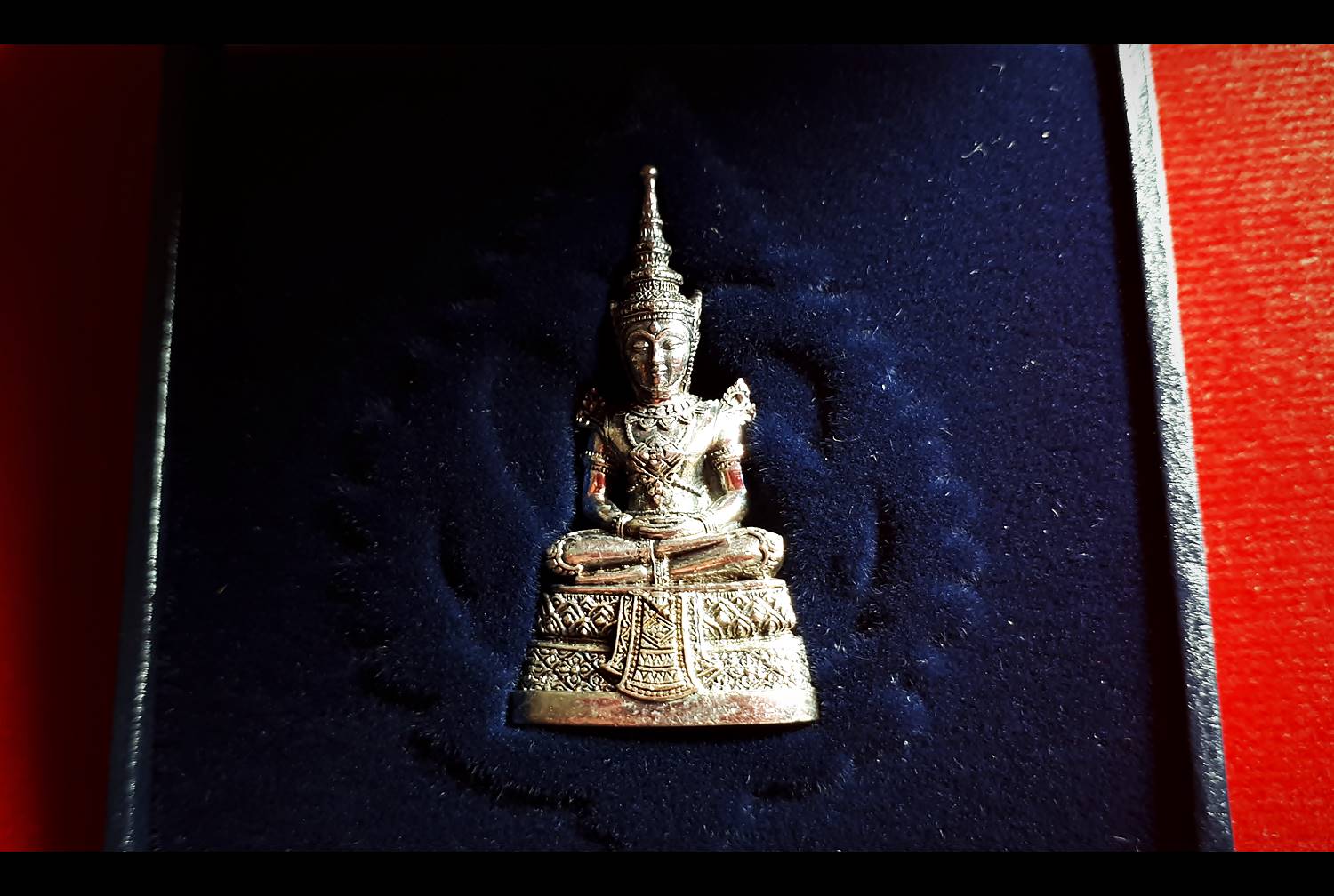 พระแก้วมรกต เนื้อเงินแท้ ปี2539 #รับประกันแท้ (ขนาดลอยองค์ ห้อยคอ น้ำหนัก ประมาณ10กรัม) - พิธีปลุกเสกใหญ่ใน วัดพระศรีรัตนศาสดาราม(วัดพระแก้ว)