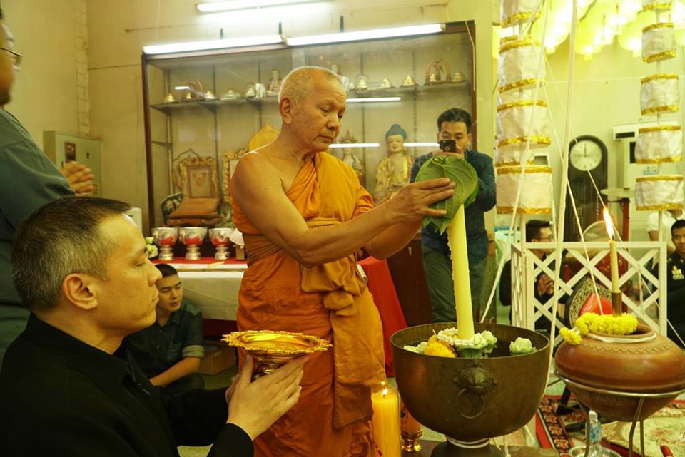 รูปหล่อ เซียนแปะโรงสี วัดศาลเจ้า รุ่นเจ้าสัวฟ้าประทาน ปี2560 เนื้อเรซิ่น สีงาช้าง (ขนาดองค์บูชาหน้าตัก 12นิ้ว องค์ขนาดใหญ่)