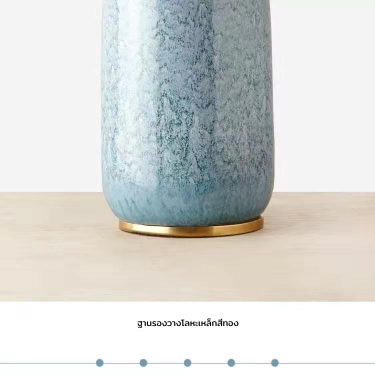 โคมไฟตั้งโต๊ะ Transitional Style ฐานวางเซรามิกทรงแจกันโทนสีฟ้าขาว โป๊ะผ้าโทนสีขาวทรงกระบอกกว้างแบบ Drum Shade [TBLX-0232]