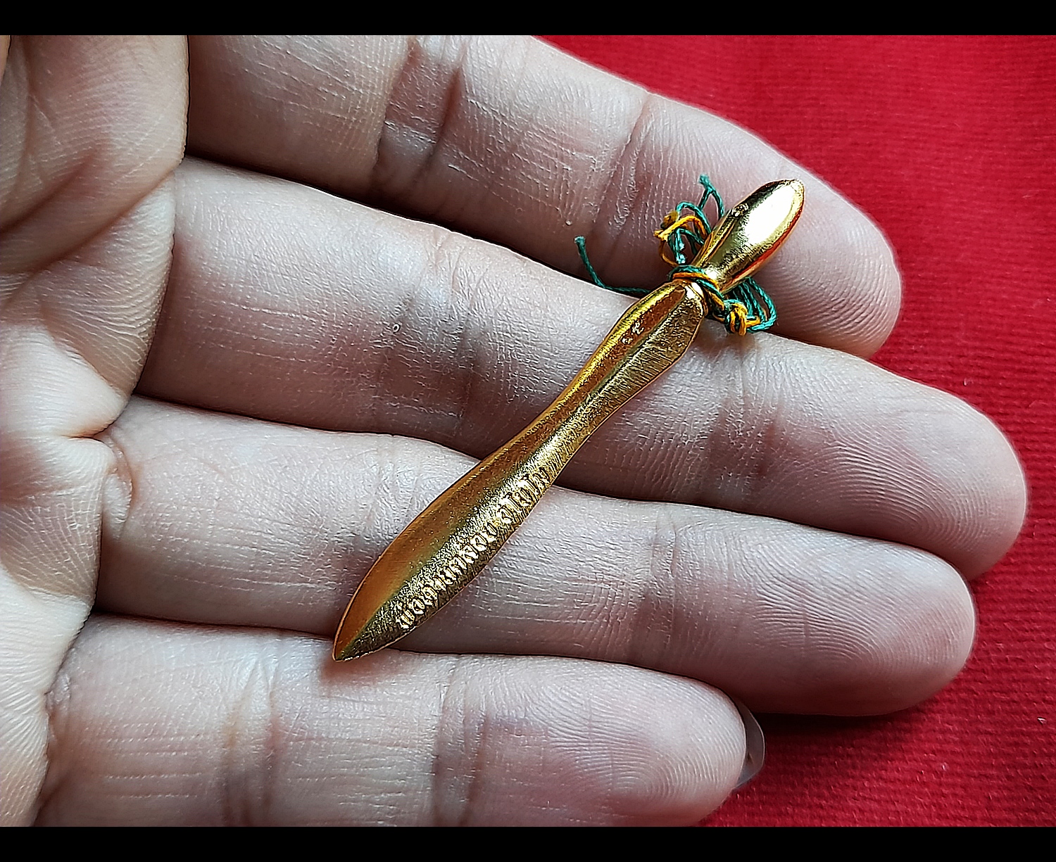 พระขรรค์ พันด้าย7สี รุ่นแรก (เนื้อ 4 กษัตริย์ เนื้อชนวน เนื้อกะไหล่ทอง เนื้อกะไหล่เงิน เนื้อกะไหล่นาก) ปี2556 (#รับประกันแท้ ตอกเลข ตอกโค็ด) - หลวงพ่อท่านคล้อย วัดภูเขาทอง พัทลุง (สายวัดเขาอ้อ)