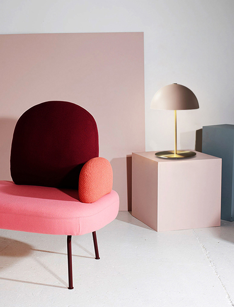 โคมไฟตั้งโต๊ะโป๊ะโคมสีเทาชมพูทรงครึ่งวงกลมฐานวางสีทอง [XG-8235]