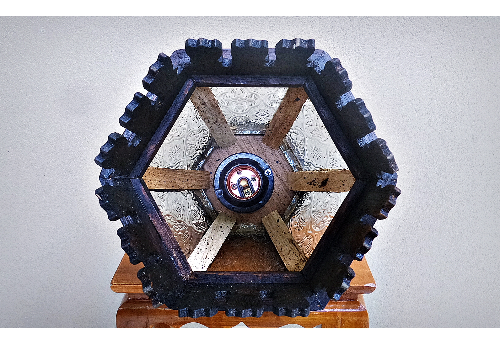 โคมไฟไม้สัก ทรง 6 เหลี่ยม กระรอบด้าน