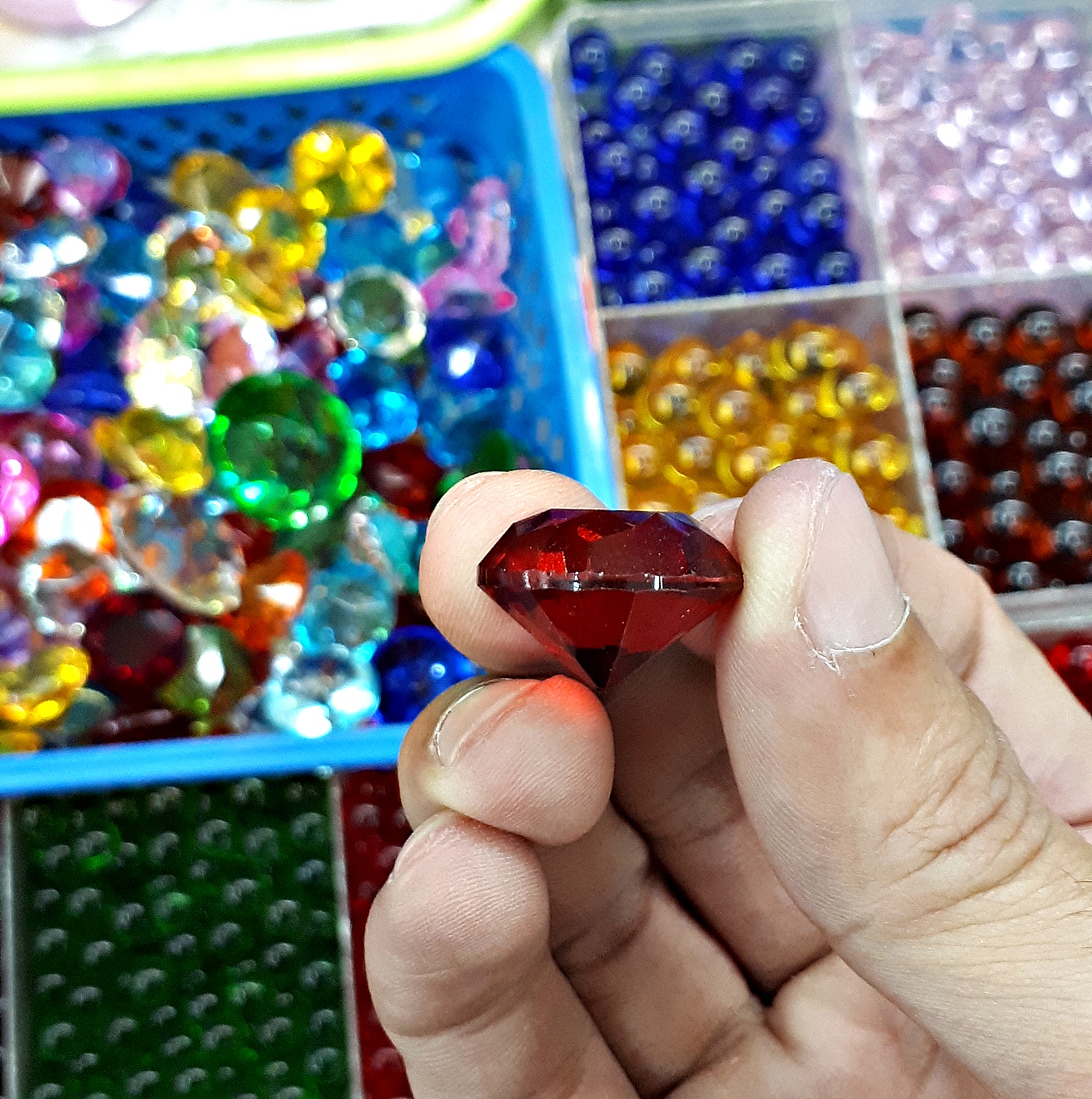 แก้วสี ทรงเพรชกระรัต