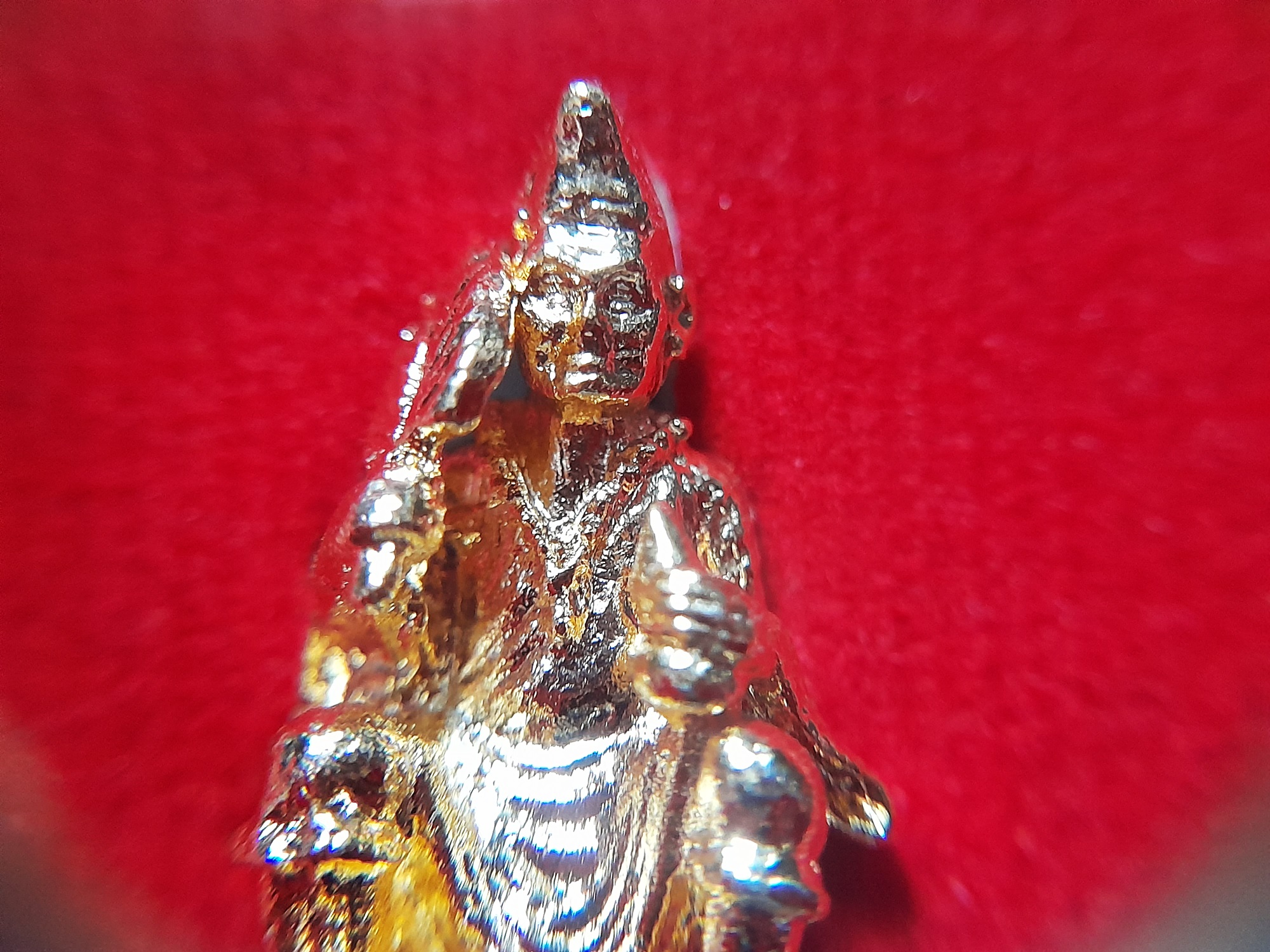 ท่านจี้กง (มีพัด น้ำเต้า ประทับบนมังกร ครบจบที่องค์เดียว) ประทับพญามังกร (ขนาดห้อยคอ ลอยองค์ (ขนาดพกพา)) เนื้อชุบทอง ปี2564 #รับประกันแท้