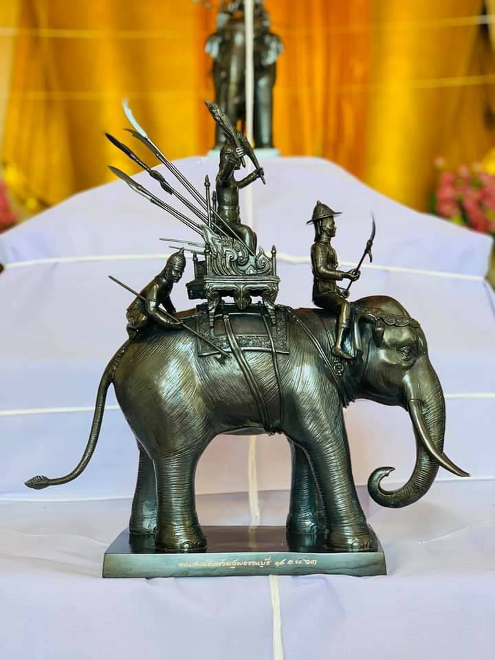 รูปหล่อ พระนเรศวร ทรงช้าง ออกศึก เนื้อทองเหลือง ปี2563