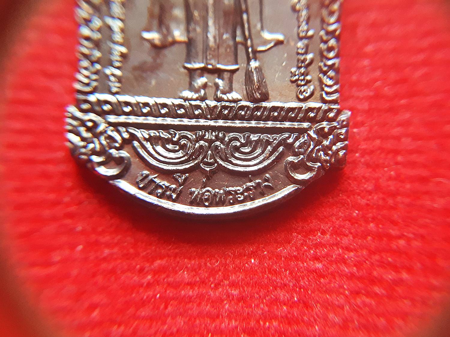 เหรียญบารมีพ่อพระร่วง(พระร่วงกวาดลาน) เนื้อชนวนมหาสะท้อน รมดำ ปี2561 #รับประกันแท้ - (กวาดทุกข์ กวาดโศก กวาดโรค กวาดภัย แคล้วคลาดปลอดภัย วาจาสิทธิ์ ใครคิดไม่ดีสะท้อนกลับหมด)