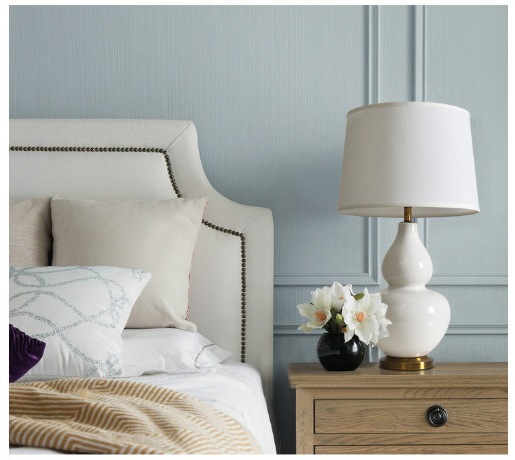 โคมไฟตั้งโต๊ะเซรามิกทรงน้ำเต้าฐานโค้งมนสองระดับสไตล์ Modern Classic สีขาวนวล โป๊ะผ้าโทนสีขาว [XG544]