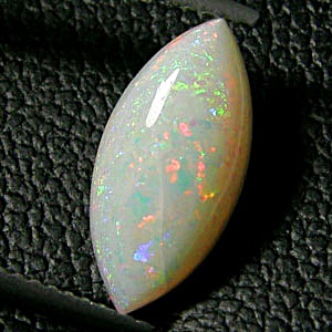 โอปอ ออสเตรเลีย (Opal) รูปมาคี ขนาดใหญ่ น้ำหนัก 2.18 กะรัต ขนาดตามใบเซอร์ 7.11x14.99x3.67 มิล พื้นสีเป็นสีขาว สะท้อนสีรุ้งชัดเจนสวยงาม