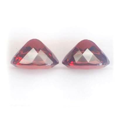 Malaya (Pyrope-Spessartite) มาลายา การ์เนต รูปไข่คู่ น้ำหนัก 4.98 กะรัต สีส้มเข้มออกแดง มองตาเปล่าสะอาดไม่มีหนิ