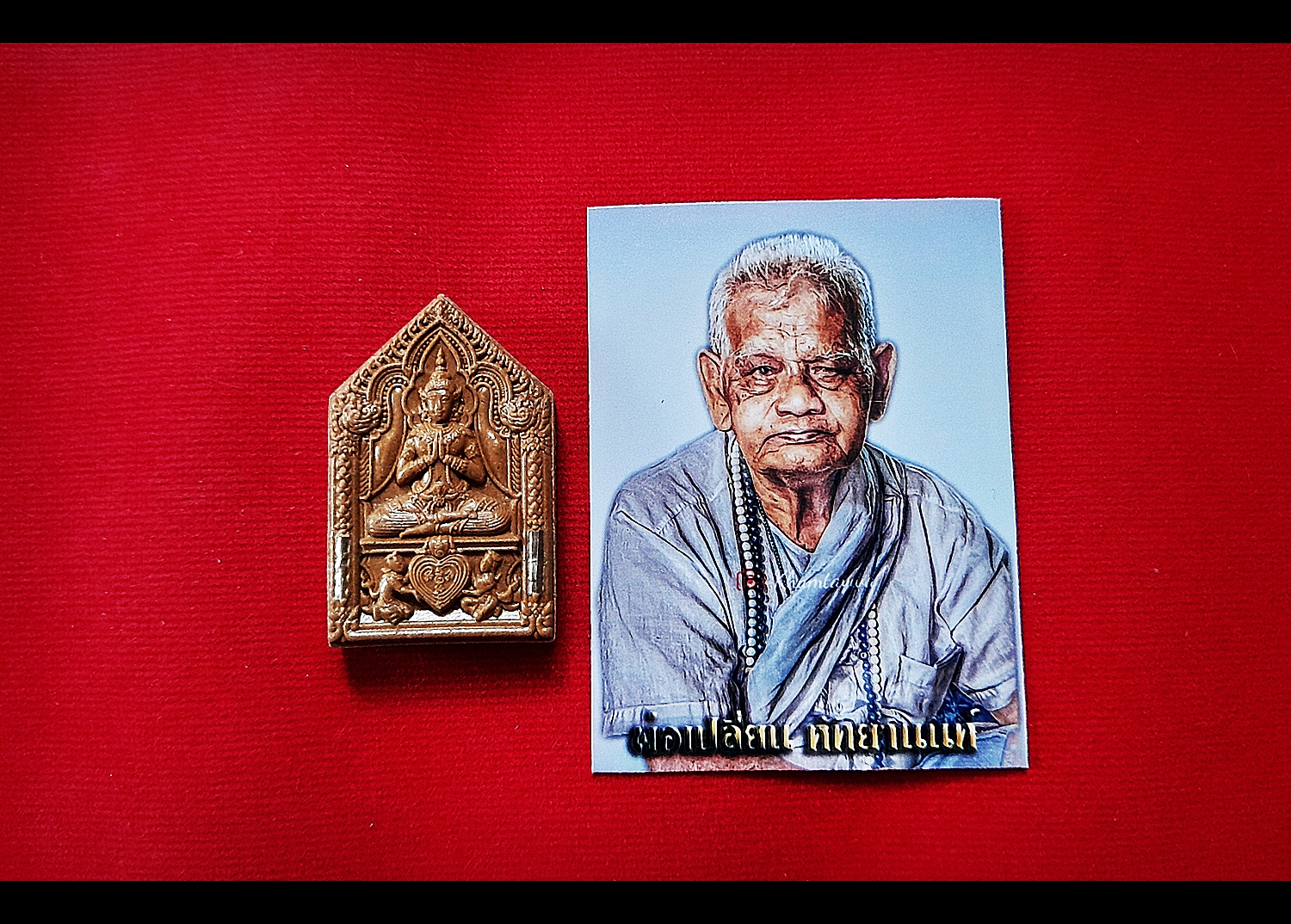 พ่อขุนแผน(วิชามนต์มหาเสน่ห์สายใต้ สายวัดเขาอ้อ) ฝังตะกรุดเงินคู่ เนื้อมวลสารผงผสมแก่ว่าน (ชุดกรรมการ) ด้านหลังโรยผงแร่ ปี2563 - อ.เปลี่ยน หัทยานนท์ (สายใต้ สายวิชาวัดเขาอ้อ))