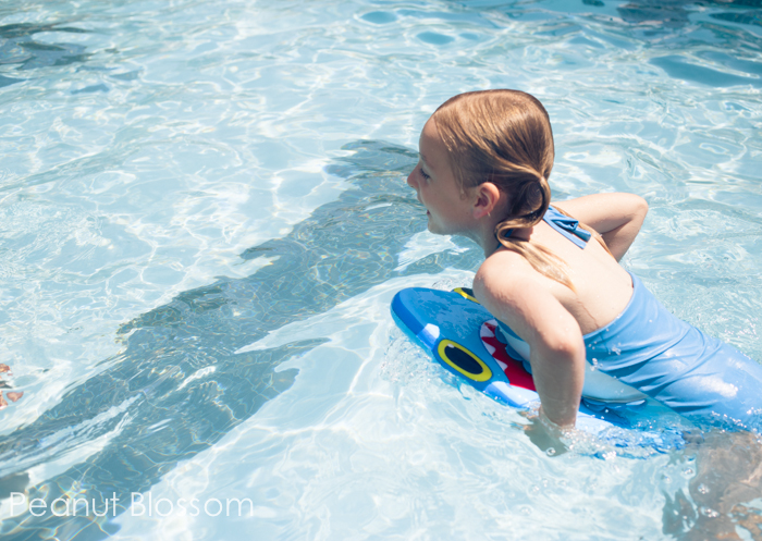 แผ่นโฟมสำหรับว่ายน้ำ Melissa & Doug Kickboard Pool Toy (Spark Shark)