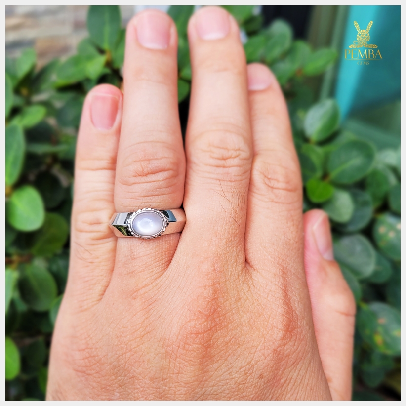 แหวนมุกดาหารแท้ สีขาวนวล ทรงหลังเบี้ย เรียบมีสไตล์