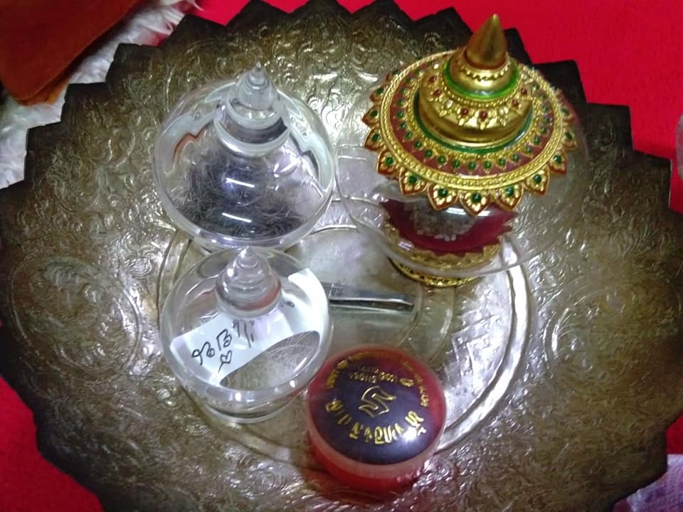 พระกริ่ง จักรพรรดิ์ มนต์พระกาฬ เนื้อสัตตโลหะ ปี2562 (ใต้ฐานบรรจุเส้นเกศา หลวงพ่อกวย วัดโฆสิตาราม ,หลวงพ่อเย็น วัดสระเปรียญ หลวงพ่อปรง วัดธรรมเจดีย์)