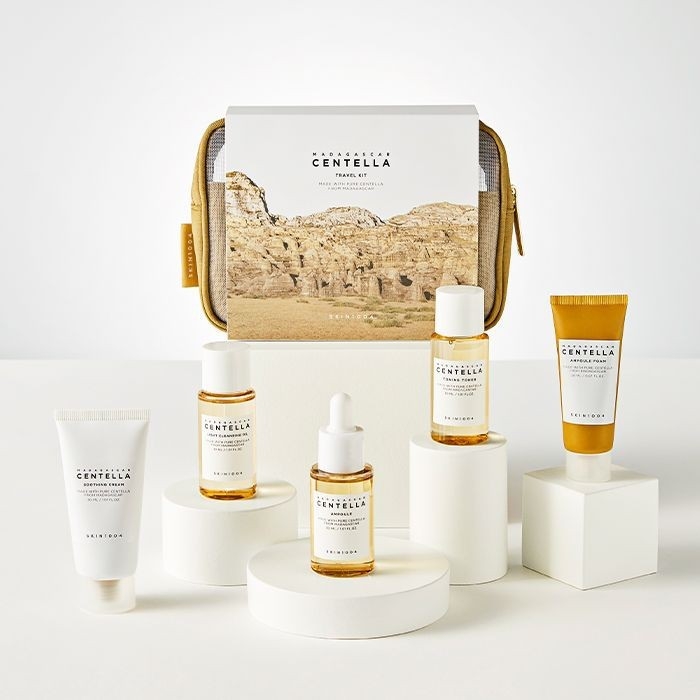 (Exp06/23) SKIN1004 Madagascar Centella Travel Kit ชุดเซท 5 ชิ้น ขนาดพกพาพร้อมกระเป่า อัดแน่นด้วยสารบำรุง Centella ครบขั้นตอนตั้งแต่ Light Cleansing Oil, Ampoule Foam, Toning Toner, Ampoule, Soothing Cream