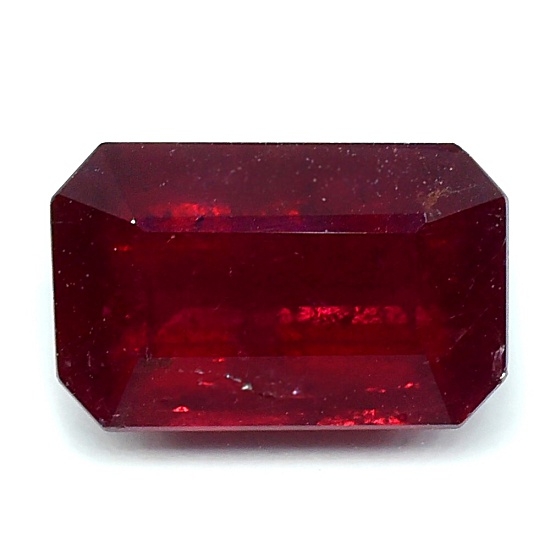 Ruby (UNHEATED) พลอยทับทิม ไม่ผ่านการเผา นำก้อนมาเจียระไนเลย รูปสี่เหลี่ยมตัดมุม น้ำหนัก 3.13 กะรัต สีแดงสด แตกหน้าเนียน มีไฟ ของจริงสวยกว่าในรูปค่ะ