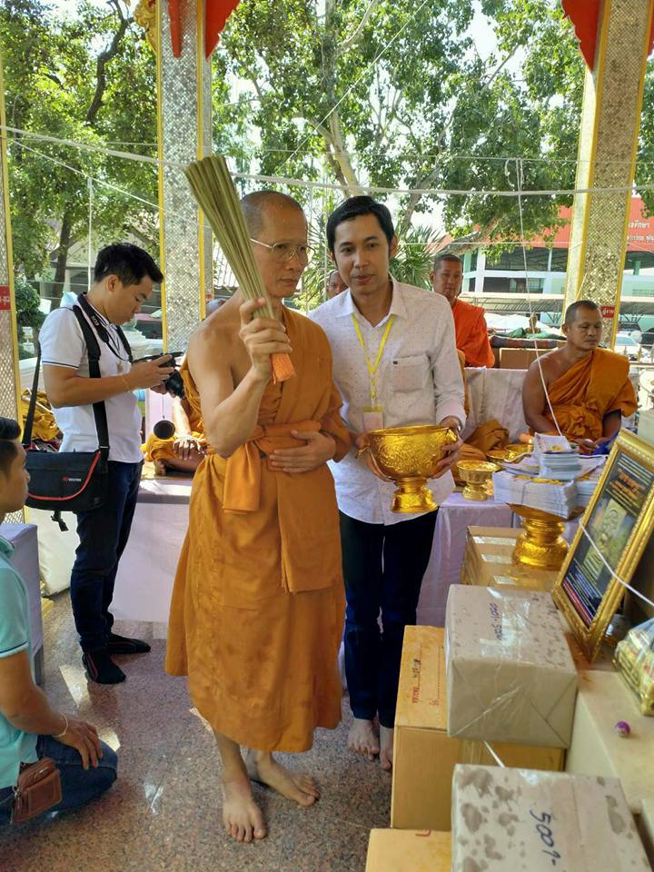 พระสมเด็จหลวงพ่อโตในวิหาร เนื้อผงชนวนมวลสารเก่าหลวงพ่อกวย รุ่นแรงครู ปี2560 หลวงพ่อกวย วัดโฆสิตาราม(วัดบ้านแค) จ.ชัยนาท ปี2563 - (ขนาด 5x7นิ้ว จีวรส้ม ด้านหน้ายันต์ครู ยันต์นะปัดตลอด ด้านหลังยันต์มงกุฎพระพุทธเจ้าหนุนดวง) ปี2563 #ปลุกเสกที่วัดโฆสิตาราม #รั