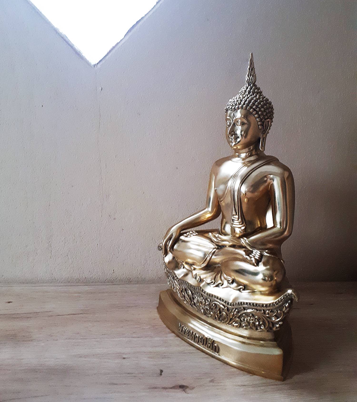 รูปหล่อ หลวงพ่อหายโศก(พระหายโศก) (ขนาดบูชา หน้าตัก9นิ้ว) เนื้อทองเหลืองปัดเงา ปี2561