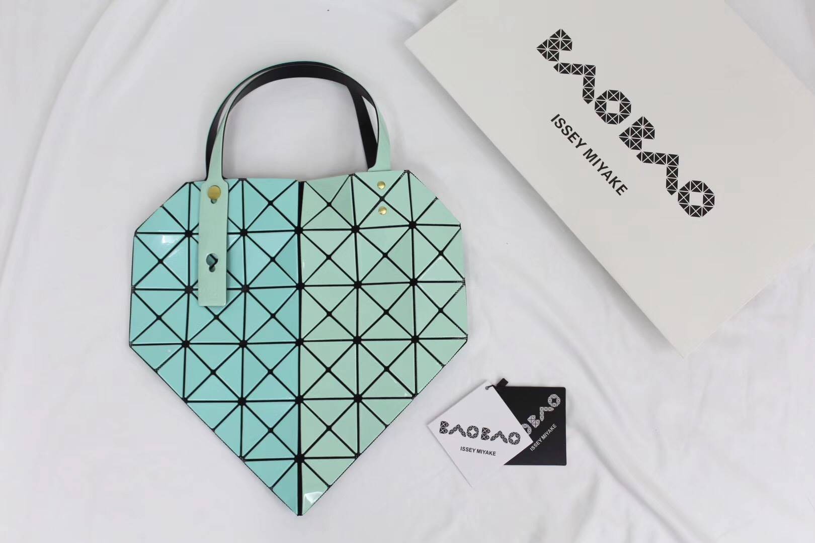 กระเป๋า issey 6x6 two tone มีสองสีในใบเดียวด้านละสี มีหลายสี