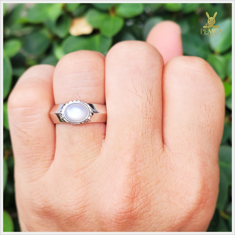 แหวนมุกดาหารแท้ สีขาวนวล ทรงหลังเบี้ย เรียบมีสไตล์