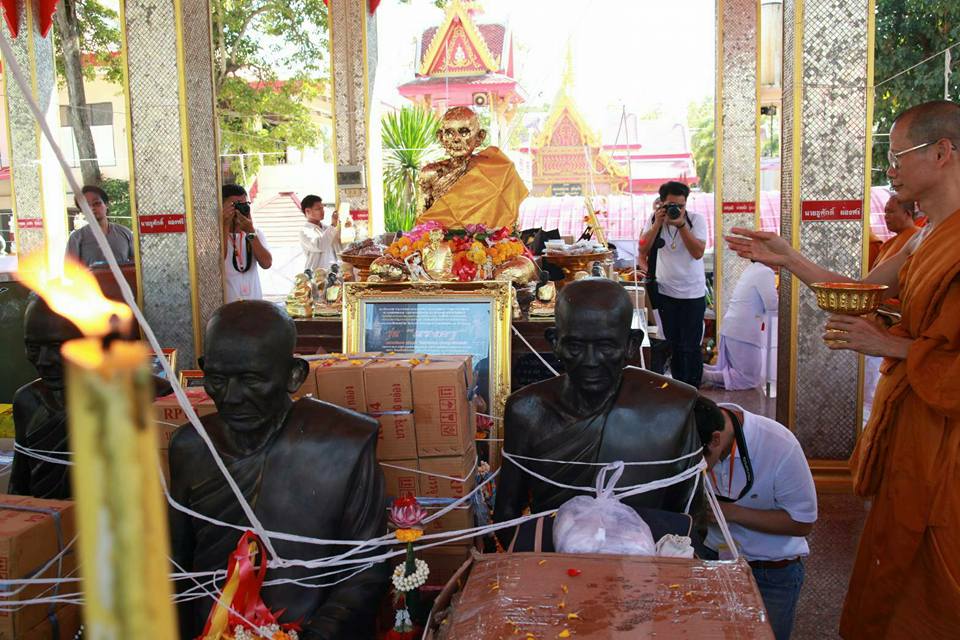 พระสมเด็จหลวงพ่อโตในวิหาร เนื้อผงชนวนมวลสารเก่าหลวงพ่อกวย รุ่นแรงครู ปี2560 หลวงพ่อกวย วัดโฆสิตาราม(วัดบ้านแค) จ.ชัยนาท ปี2563 - (ขนาด 5x7นิ้ว จีวรส้ม ด้านหน้ายันต์ครู ยันต์นะปัดตลอด ด้านหลังยันต์มงกุฎพระพุทธเจ้าหนุนดวง) ปี2563 #ปลุกเสกที่วัดโฆสิตาราม #รั
