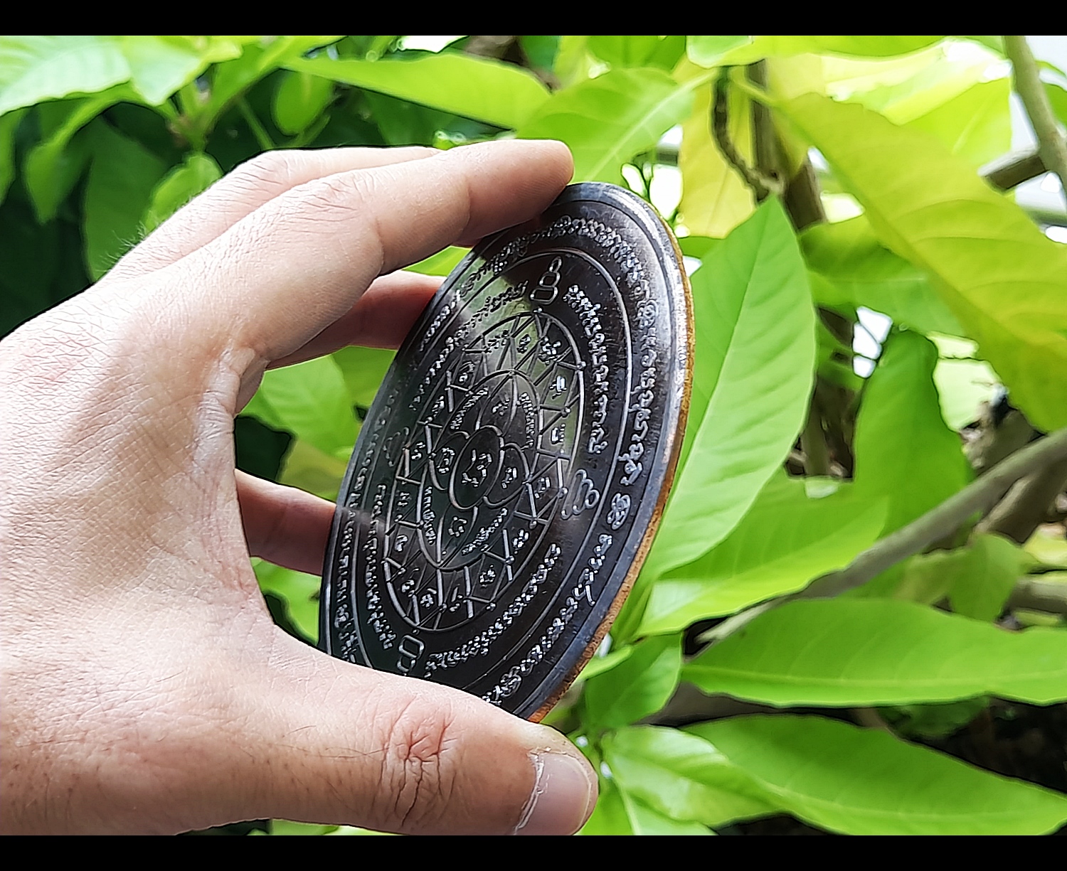 แผ่นยันต์รองกระถางธูป (ขนาดใหญ่4นิ้ว หนา2มิล) เนื้อนวะ(มีส่วนผสมของทองคำ) ปี2564 (ใช้ใส่ในกระถางธูปเพื่อเสริมการบูชาข้อพร) #รับประกันแท้