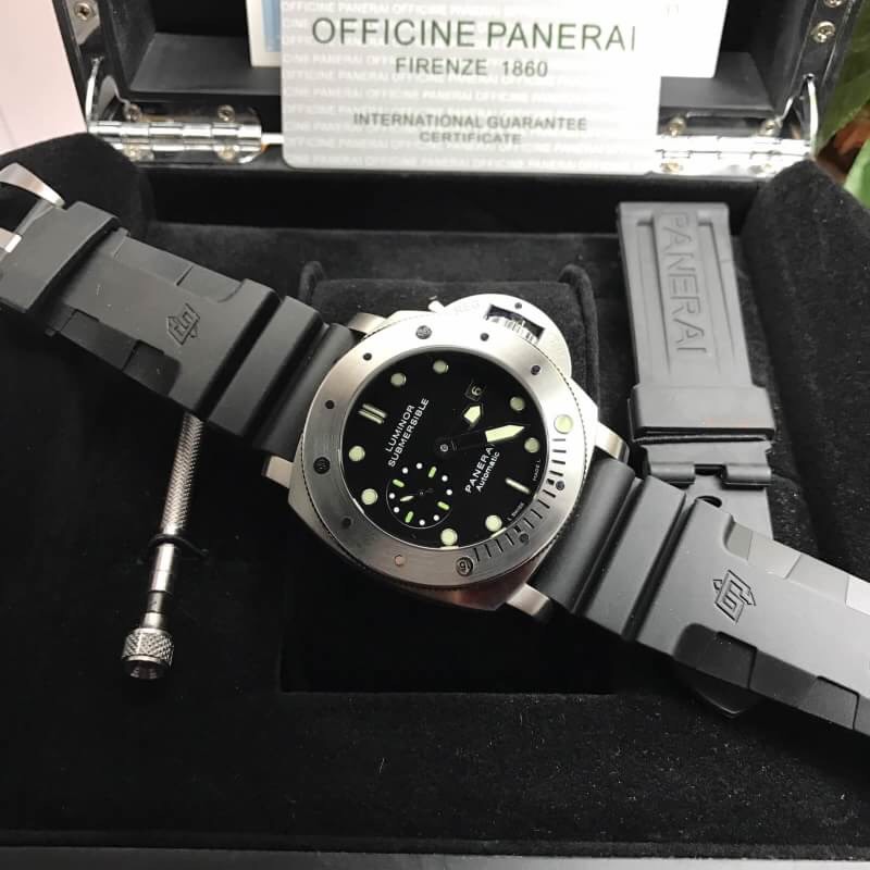 นาฬิกา Panerai รุ่น Luminor Submersible 1950 (Pam 243) สีเงิน