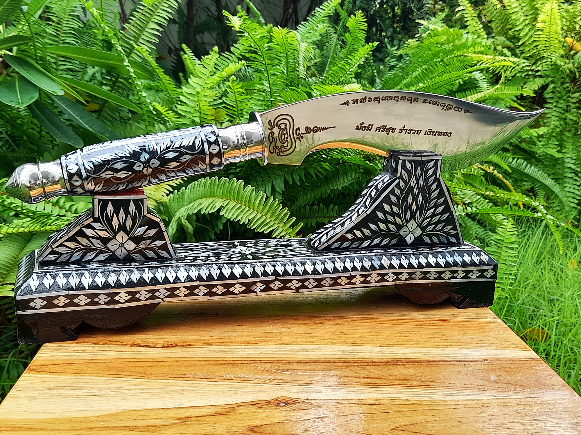 มีดหมอ (ตัดหวาย เล่มใหญ่ ขนาดตั้งบูชา) หลวงพ่อกวย วัดโฆสิตาราม ด้ามมุก พร้อมฐานมุก (ยาว9นิ้ว) ปี2562-2563 #รับประกันแท้ #ปลุกเสกวัดหนองแขม