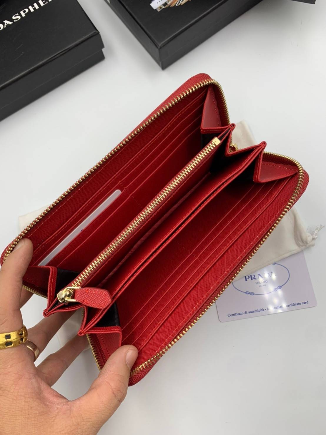 กระเป๋าสตางค์ pd saffiano wallet zip around ซิปรอบ