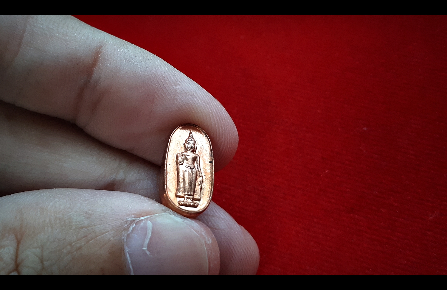 เหรียญเม็ดแตง (ขนาดเล็กจิ๋ว) หลวงพ่อธรรมจักร วัดธรรมามูล (พระพุทธรูป ปางห้ามญาติ)