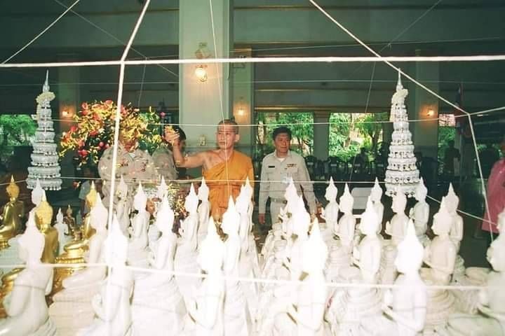 พระสมเด็จ นางพญา (พิมพ์สมเด็จจิตรลดา) หลังฝัง ฝังทั้งข้าวทิพย์-ว่านไพลดำ (ได้มวลสารพระราชทาน จาก ร.9) ปี2548-2549 #รับประกันแท้และทัน - (กรอบไมครอนชุบทอง เลี่ยมกันน้ำ)