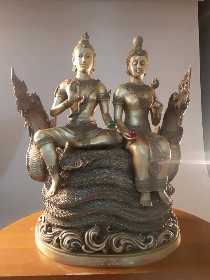 รูปหล่อ พญานาคราชคู่ (ท่านปู่นาคา-ปู่ศรีสุทโธ ท่านยานาคี-ศรีปทุมวัน) นั่งบัลลังก์ เนื้อโลหะทองเหลือง (หน้าตัก 9นิ้ว)