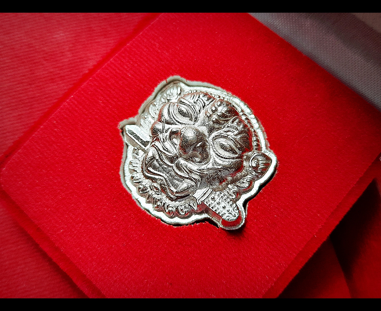 เหรียญ เสือคาบดาบ (พุทธคุณอานุภาพ แก้ฮวงจุ้ย กันชง แก้ชง ได้ทุกปีไม่ว่าจะปีใดก็ตาม) เนื้อเงินแท้ (น้ำหนัก2บาท) ปี2564