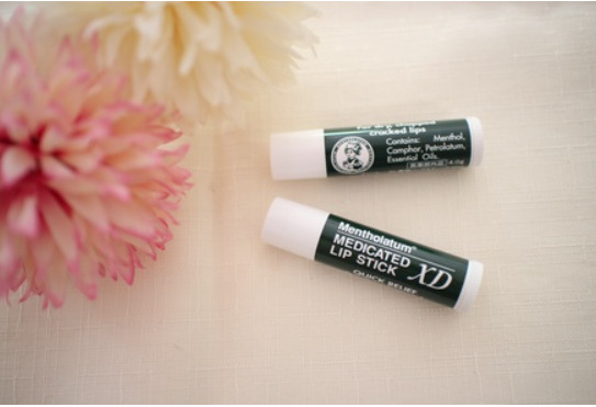 (แพคคู่) Mentholatum Medicated Lip Stick XD ลิปบาล์มยอดนิยมจากญี่ปุ่น สูตร Quick Relief คือบรรเทาอาการแห้งแตกอย่างเร่งด่วน พร้อมฟื้นฟูให้ความชุ่มชื้นกับริมผีปาก ใช้ต่อเนื่องให้ความเรียบเนียนทาลิปติดทน