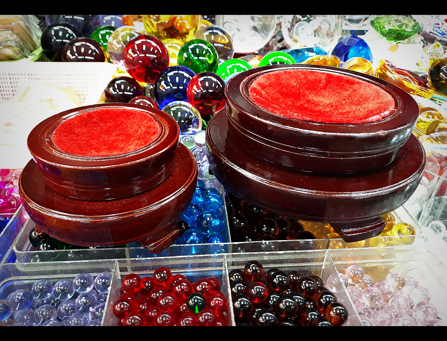 ลูกแก้ว ดวงแก้ว สีสรรค์ คละสี ขนาดต่างๆ 1นิ้ว / 1นิ้วครึ่ง / 2นิ้ว / 3นิ้ว / 4นิ้ว / 5นิ้ว / 6นิ้ว / 8นิ้ว สีเขียว สีชมพู่ สีฟ้า สีน้ำเงิน สีแดง สีดำ สีใส สีเหลือง สีส้ม สีม่วง