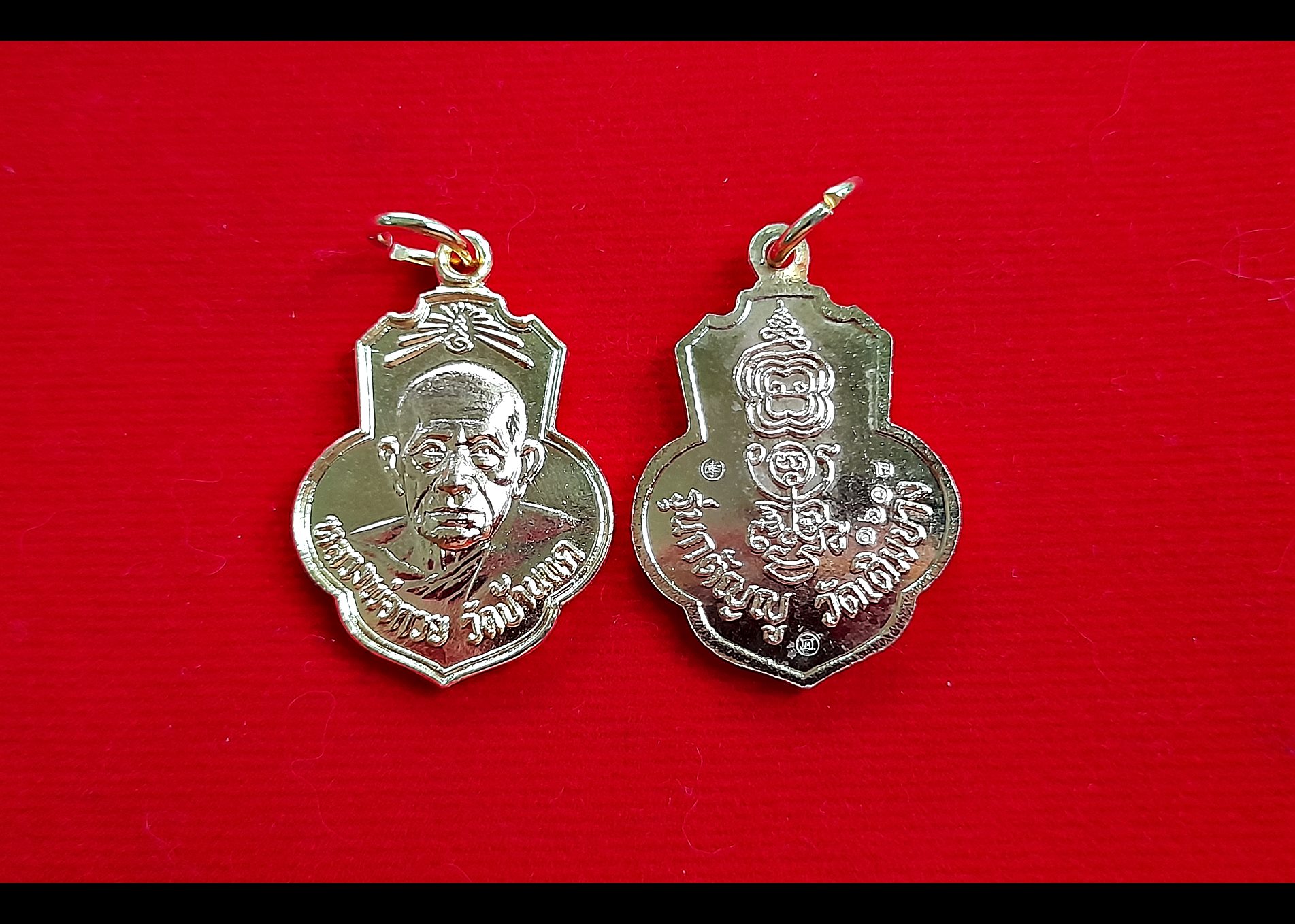 เหรียญ หลวงพ่อกวย วัดโฆสิตาราม หลังยันต์ครู ยันต์พระเจ้าอมโลก(นะโมพุทธายะ) เนื้อกะไหล่ทองคำ (หลังตอกโค็ด2จุด #อักษรจีน #ยันต์ดวงแก้วพระสีวลี) ปี2562 #รับประกันแท้ - #พิธีดีมากดวงจิตหลวงพ่อกวยมาเสกให้เอง