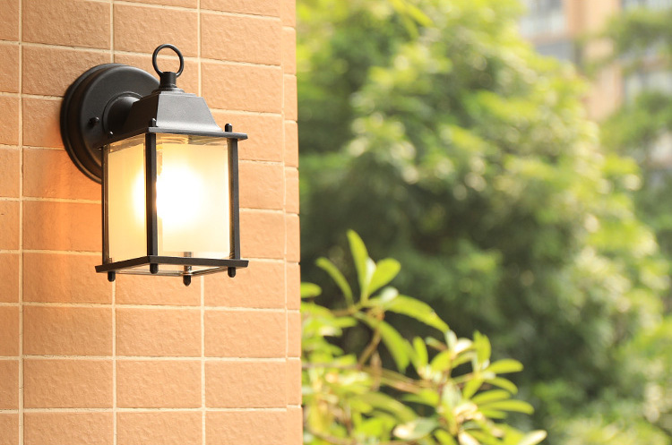 โคมไฟติดผนังโคมไฟติดระเบียงภายนอกสไตล์ยุโรปสีดำ ทรงสี่เหลี่ยมมีกระจก รุ่น [B7040-1]