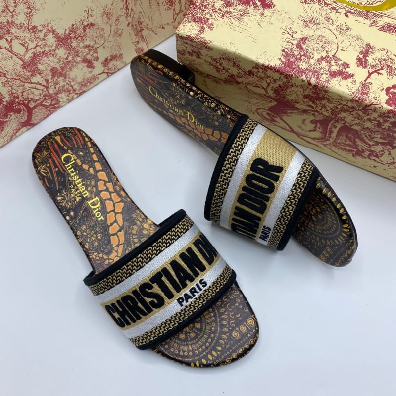 รองเท้า dio sandal มีหลายสี สอบถามไซส์ได้ค่ะสต็อคของเปลี่ยนตลอด