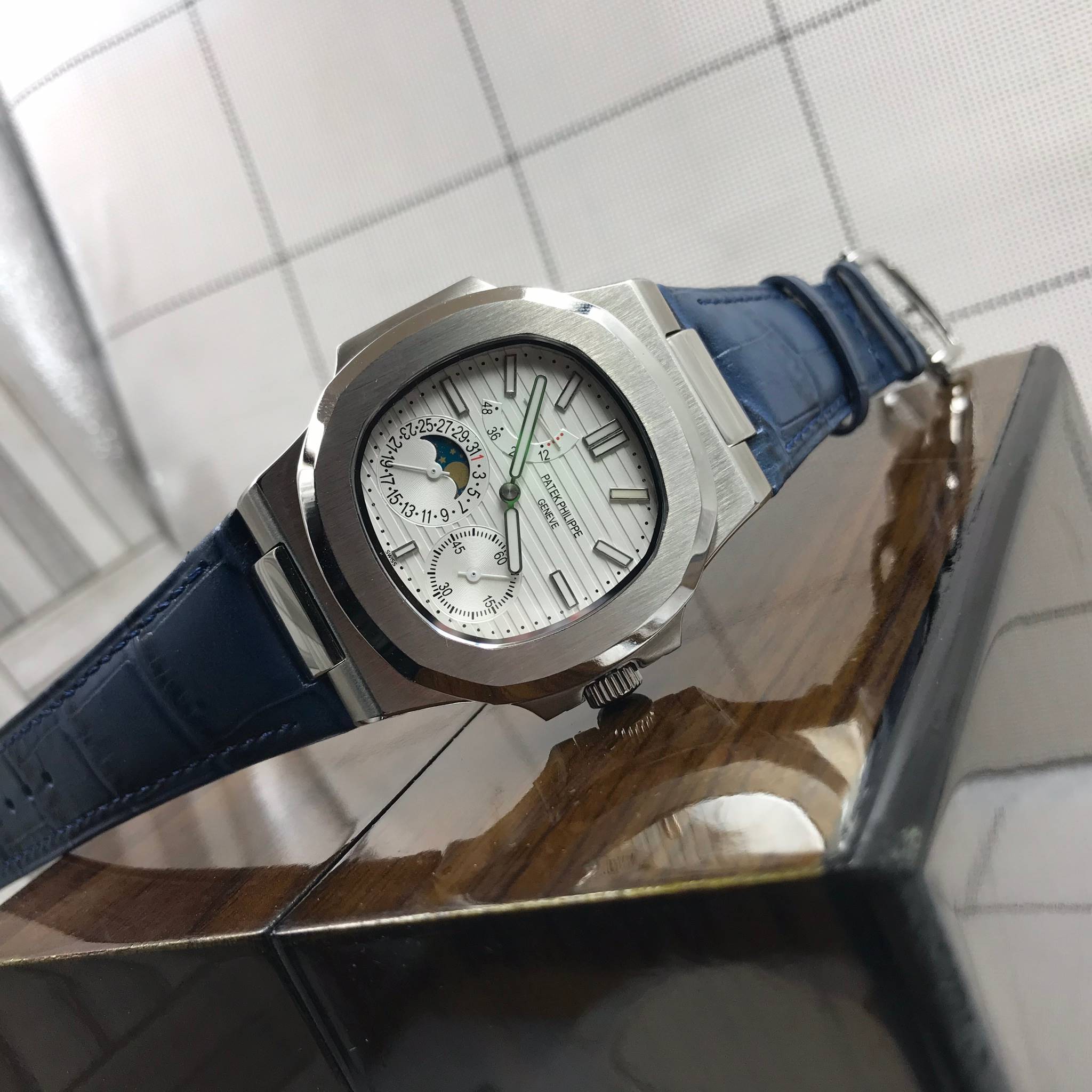 นาฬิกา Patek Philippe รุ่น Men"s Nautilus Power Reserve Moonphase Calendar